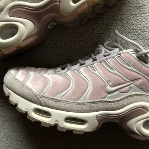 Nike pink velvet air max plus Lux sneakers size 6